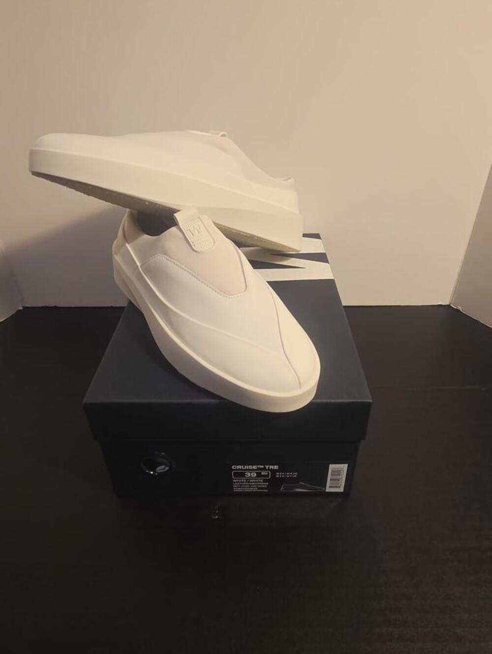 Wolf & Shepherd Slip On Shoes. Women's size 8. White. New!